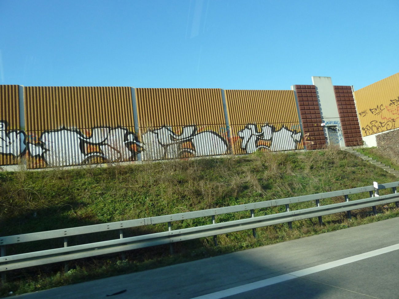 Graffiti Bombing - Photo by PL_PartyZan