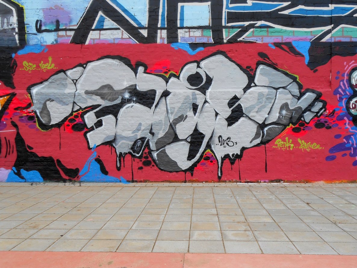 Graffiti Wall - Photo by Paparazzo - baes (2013)