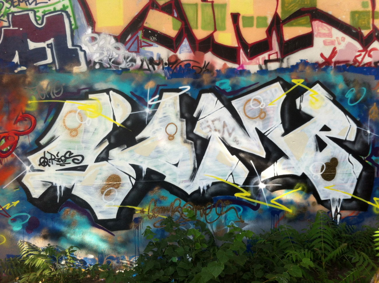 Graffiti Wall - Photo by PartyCombo - Comb, Srf