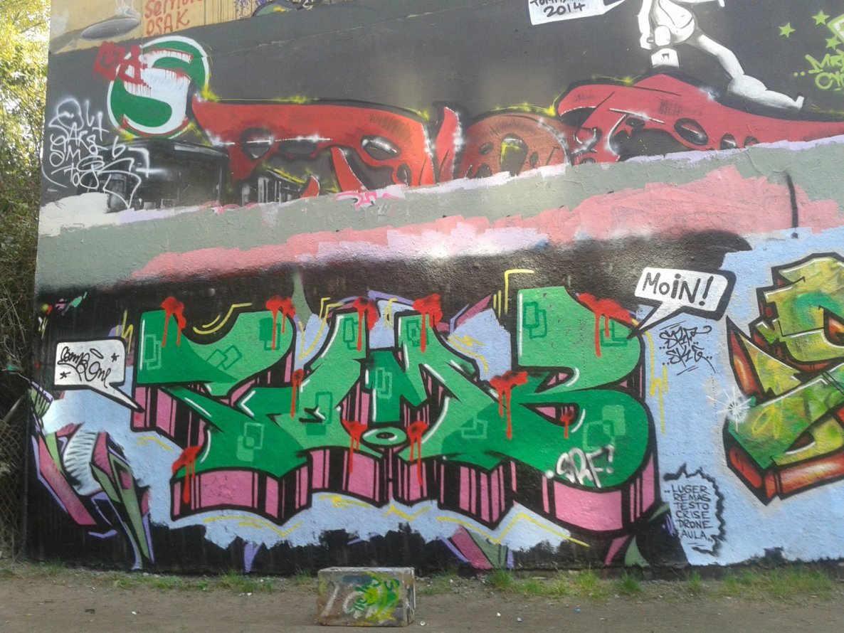 Graffiti Wall - Photo by PaulPansen - comb, srf