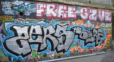 Graffiti Bombing - Photo by PaulPansen - hd, srf, zers