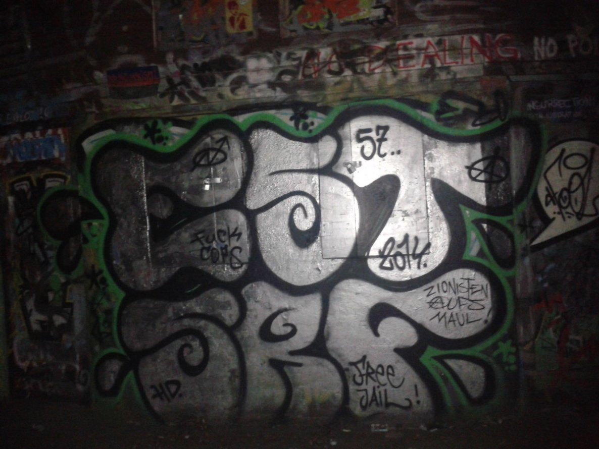 Graffiti Bombing - Photo by PaulPansen - est, srf