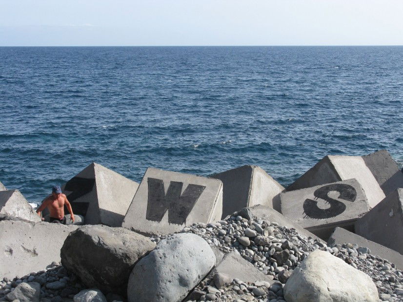 Graffiti Bombing in Spain - Photo by PeakZWS (2011)