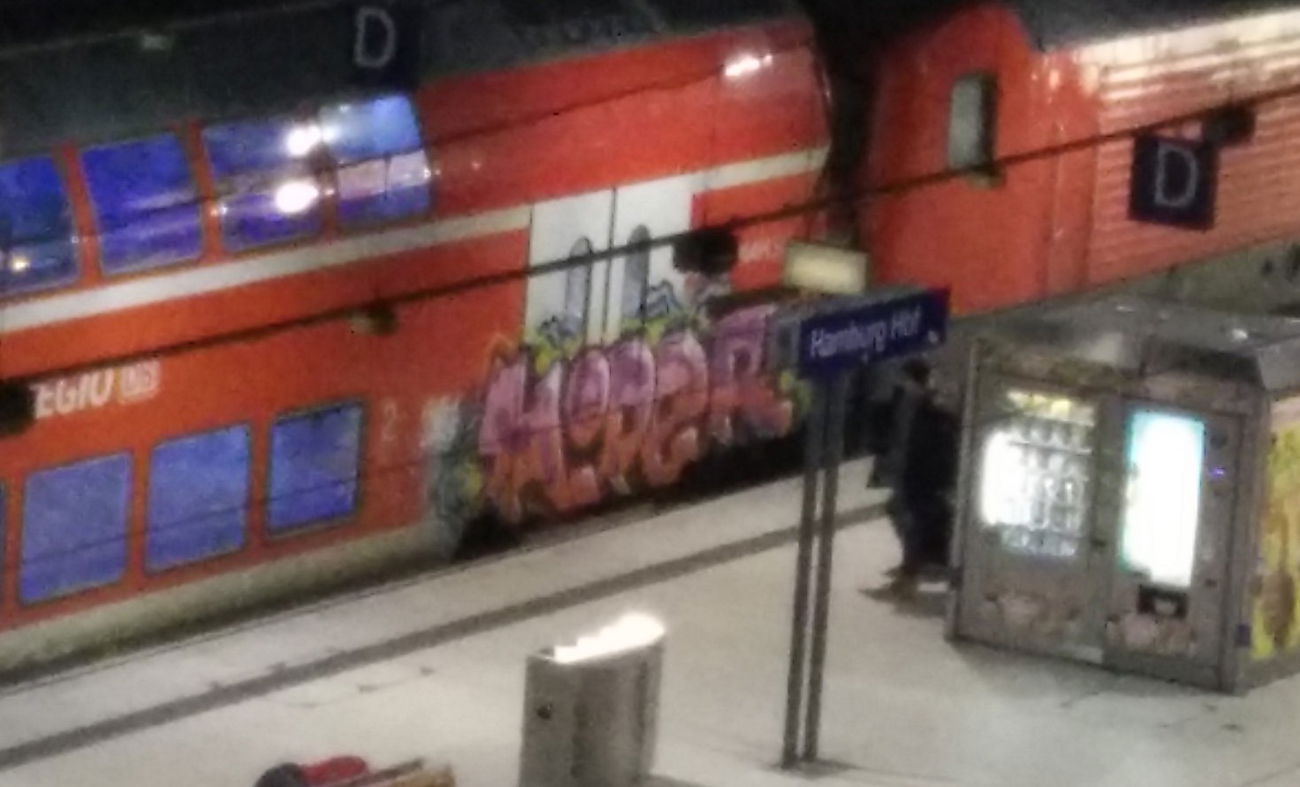Graffiti Train in Hamburg - Photo by Pentabarf - hamburg, hbf, hiper (2016)
