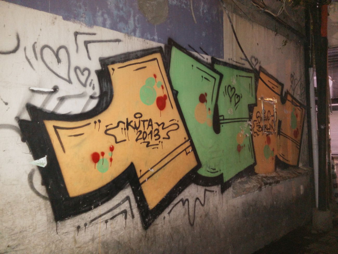 Graffiti Bombing in Kutabali - Photo by Pentabarf - indonesia, indonesien, kutabali (2013)