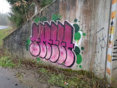 Graffiti Bombing in Deutschland - Photo by Pentabarf - smile, eifel