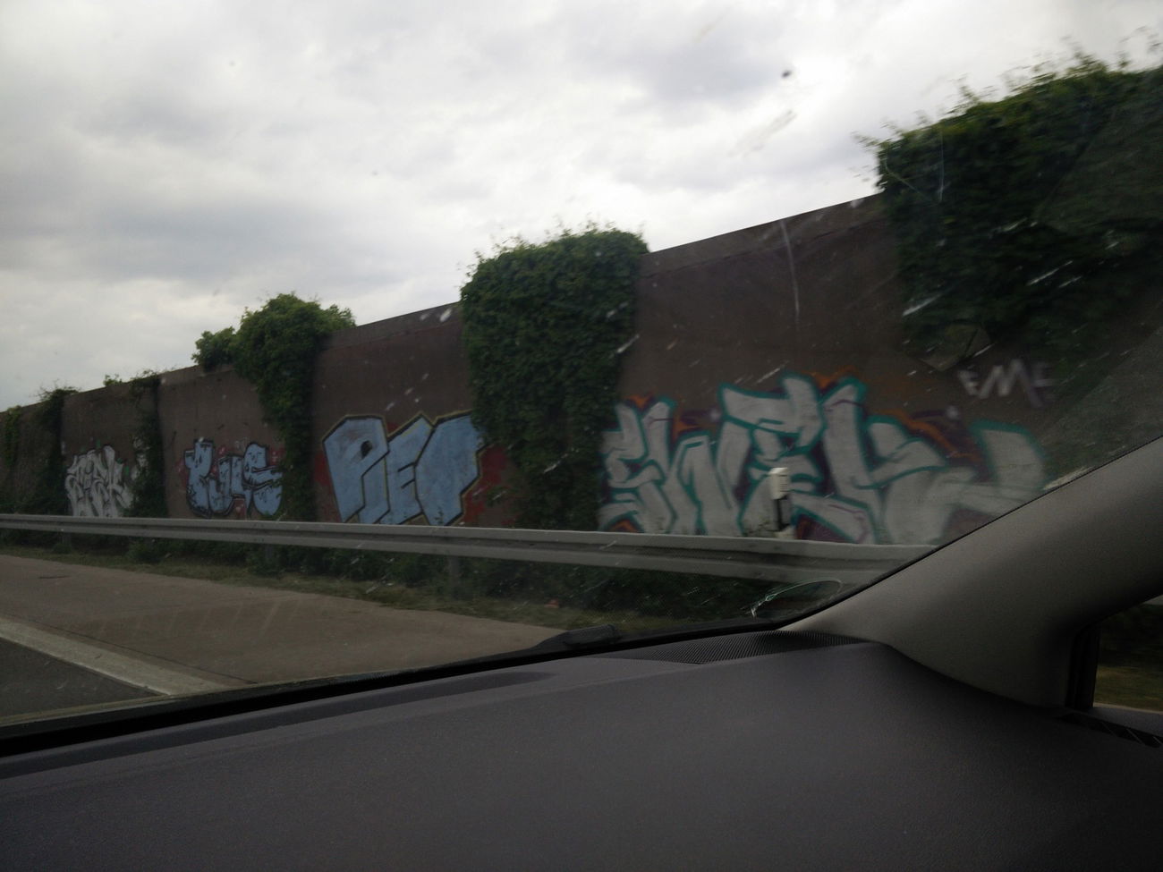 Graffiti Bombing in Wesseling - Photo by Pentabarf - A555, Bonn, Wesseling (2016)