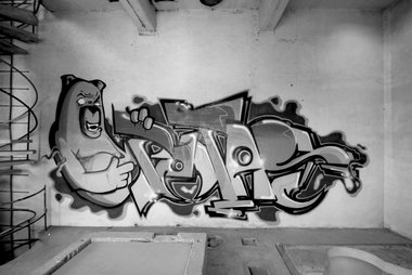 Graffiti Wall - Photo by Petas - petas, bar