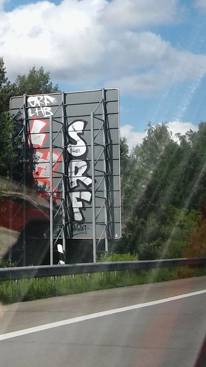 Graffiti Wall - Photo by PeterPetersen - srf, lhb