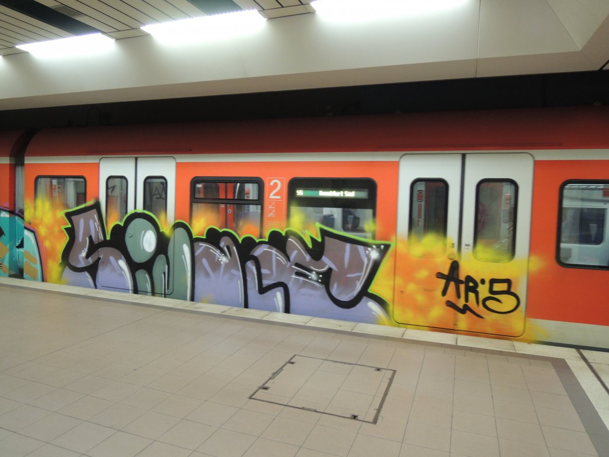 Graffiti Train - Photo by PeterSchechter - Frankfurt