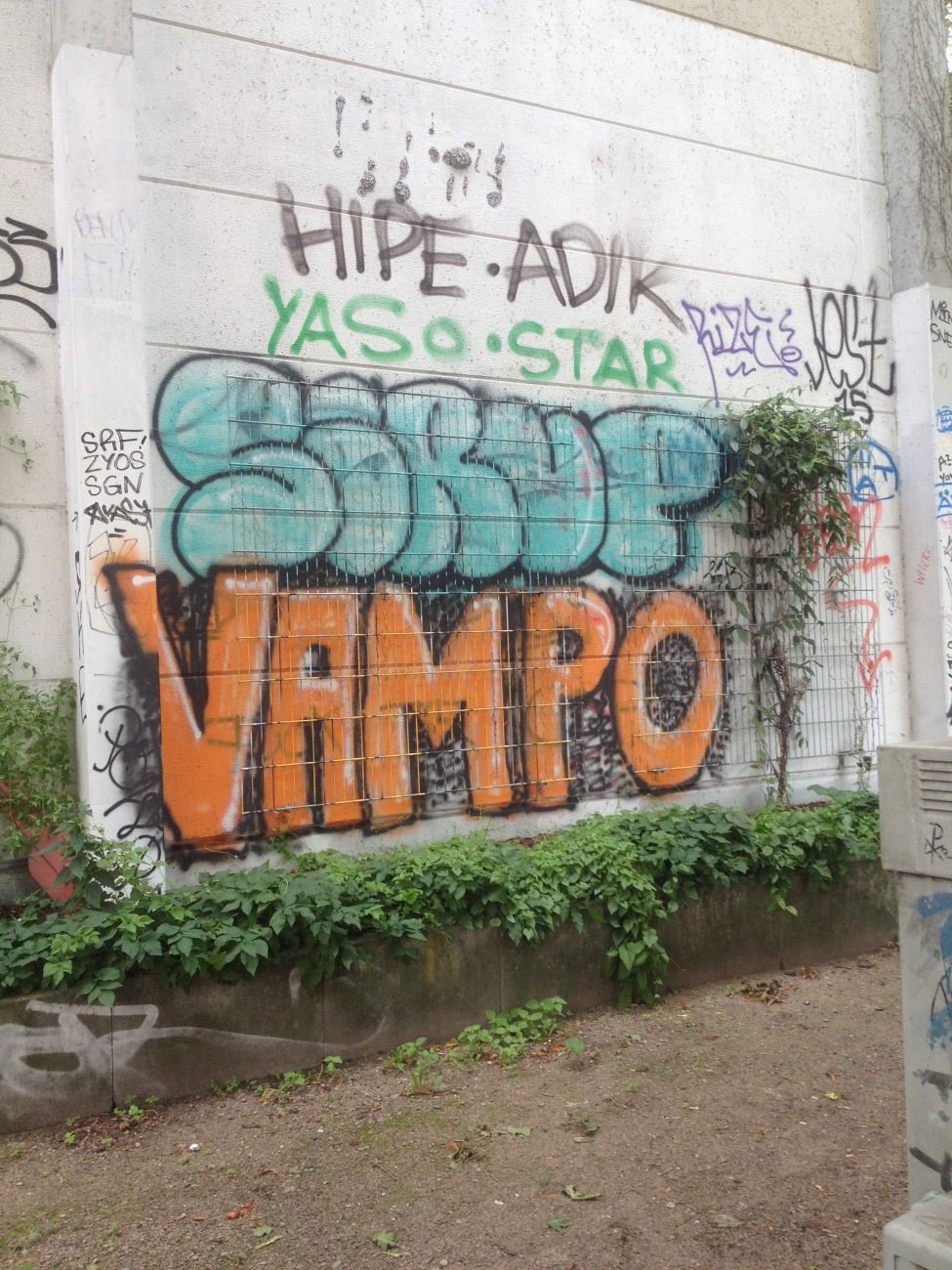 Graffiti Bombing in Hamburg - Photo by Peterock - Sirup, Vampo