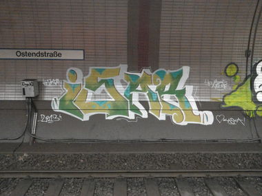 Graffiti Bombing - Photo by PetreUhlman - Isar, 2013, Ostendstraße (2013)