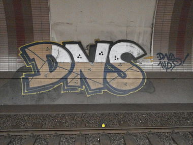 Graffiti Bombing - Photo by PetreUhlman - Dns, 1up, Frankfurt (2013)