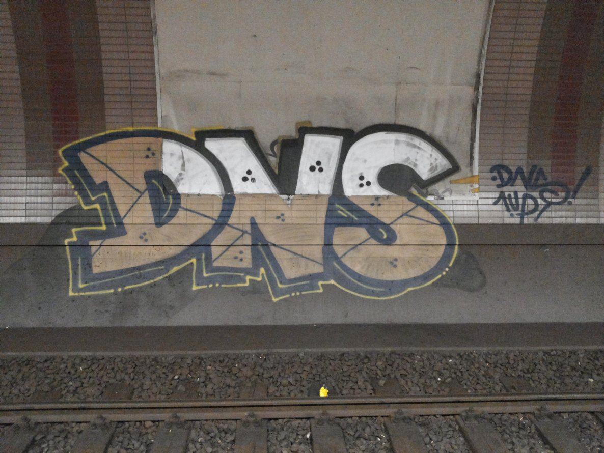 Graffiti Bombing - Photo by PetreUhlman - Dns, 1up, Frankfurt (2013)