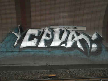 Graffiti Bombing - Photo by PetreUhlman - Cpux, Frankfurt, Ostendstraße (2013)
