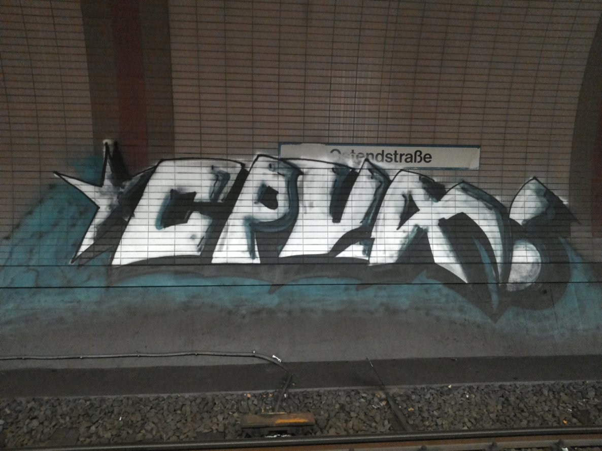 Graffiti Bombing - Photo by PetreUhlman - Cpux, Frankfurt, Ostendstraße (2013)