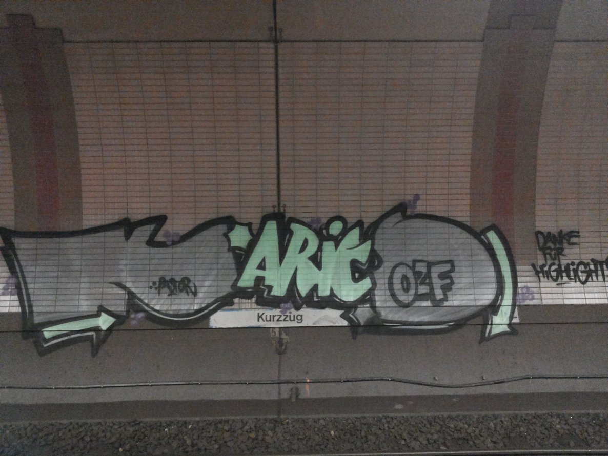 Graffiti Bombing - Photo by PetreUhlman - Karies, Ozf, Frankfurt (2013)