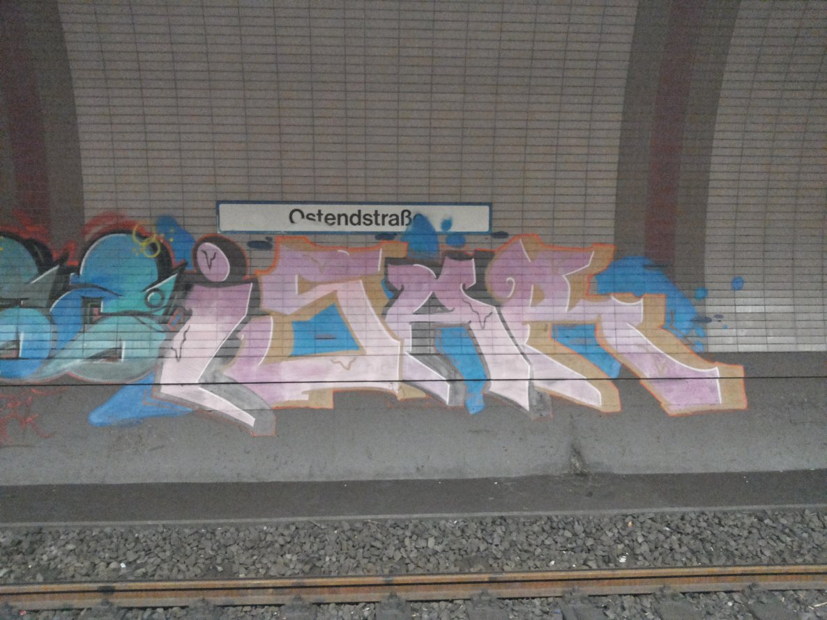 Graffiti Bombing - Photo by PetreUhlman - Isar, Ostendstraße, Frankfurt (2013)