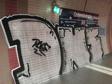 Graffiti Bombing - Photo by PetreUhlman - Dns, Ostendstraße, Frankfurt (2013)