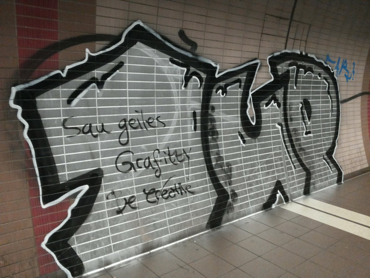 Graffiti Bombing - Photo by PetreUhlman - 1up, Frankfurt, 2013 (2013)