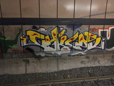 Graffiti Bombing - Photo by PetreUhlman - Chicos, Locos, Rope