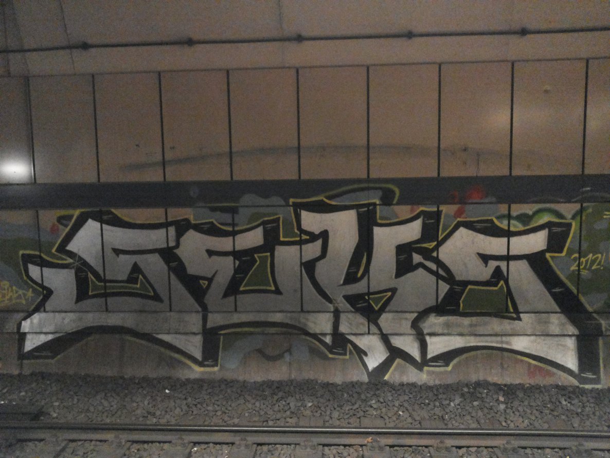 Graffiti Bombing - Photo by PetreUhlman - Seks, 2012, Frankfurt
