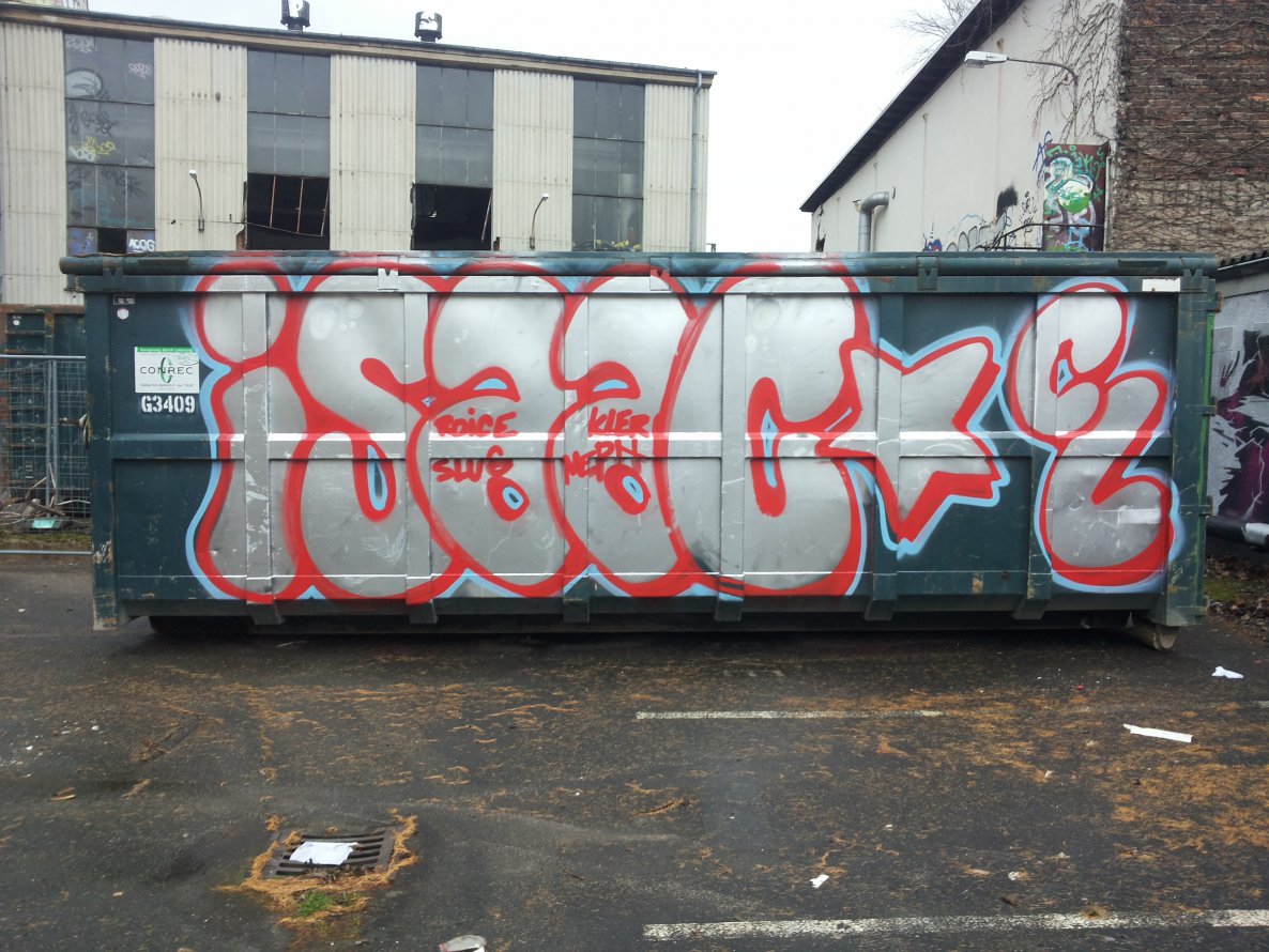 Graffiti Bombing - Photo by PetreUhlman - Isaac, Cl, Chicos