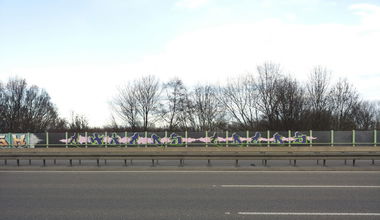 Graffiti Bombing - Photo by PetreUhlman - Chicos, Locos, Cl