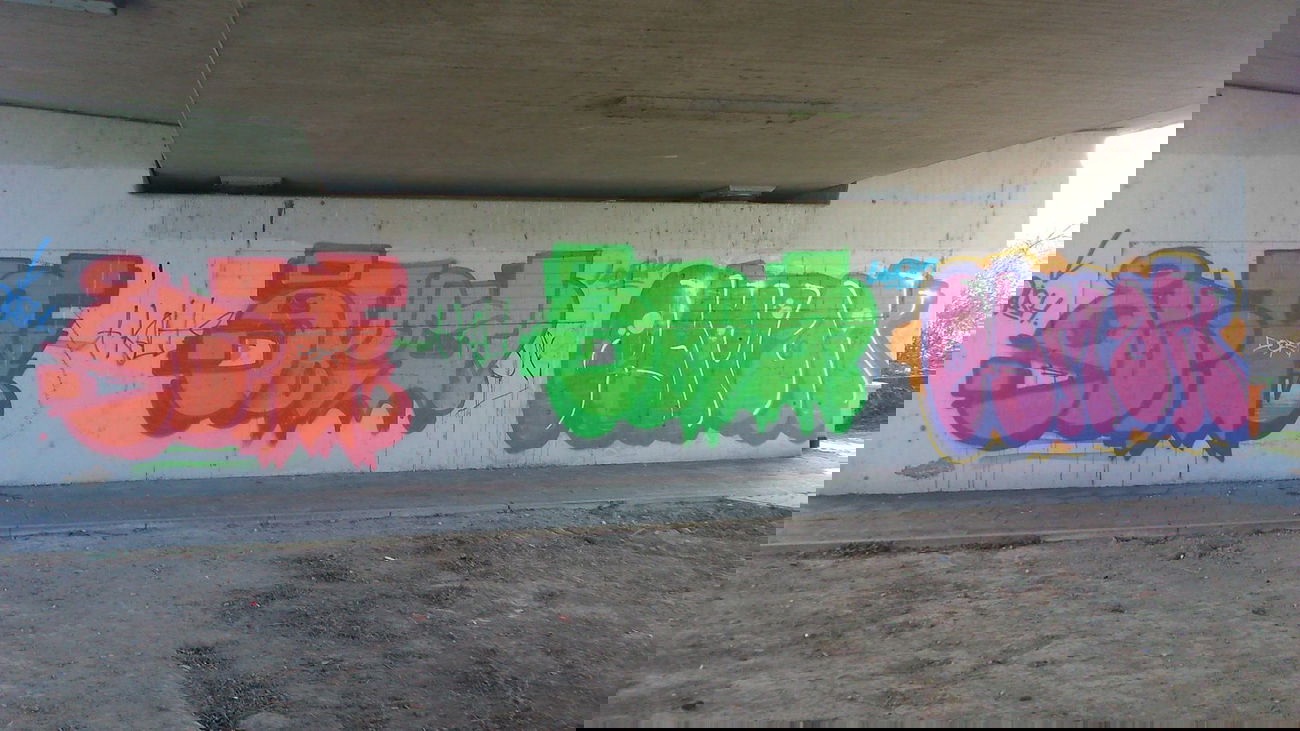 Graffiti Wall - Photo by Plattenbau - 8Bit, fbs, eyman