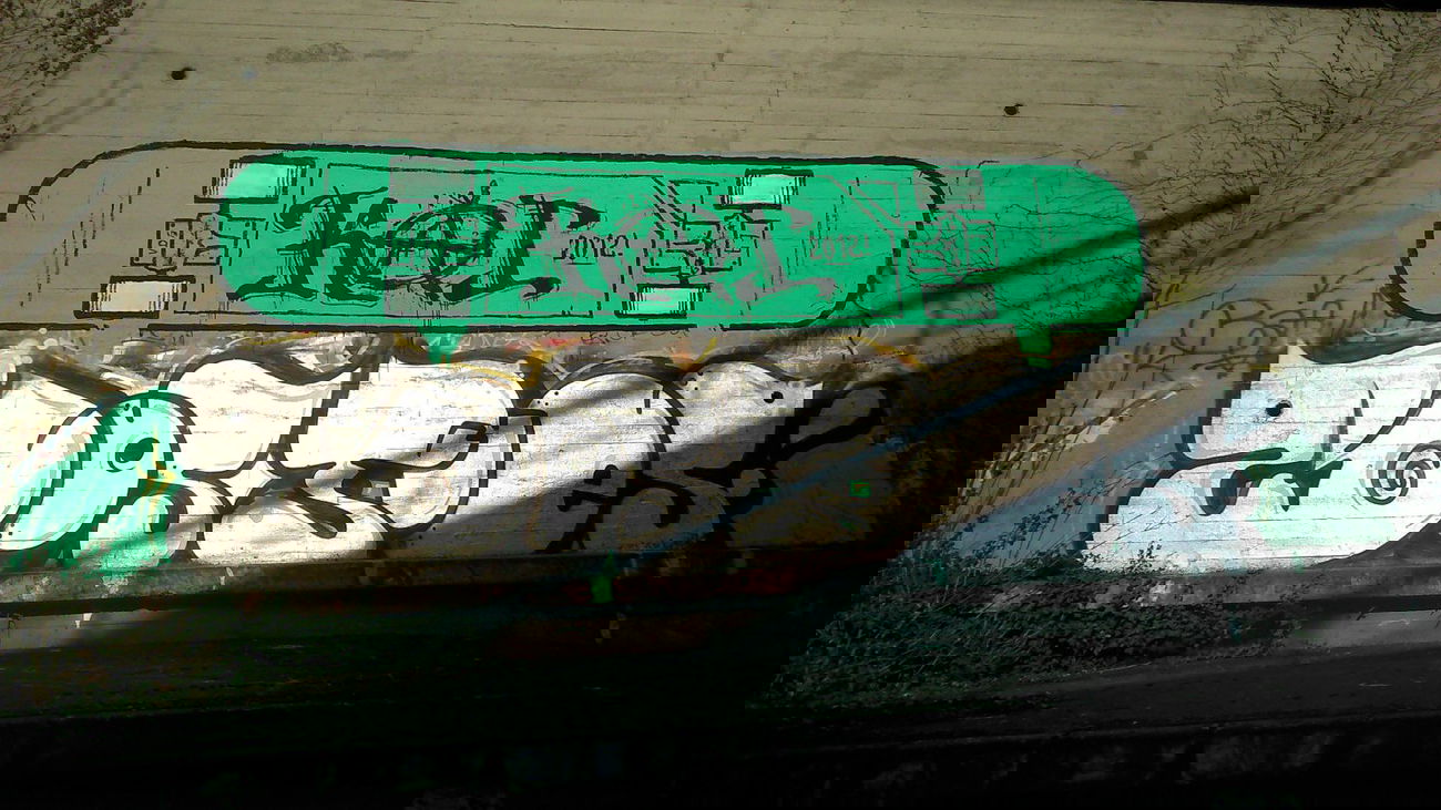 Graffiti Wall - Photo by Plattenbau - 2dos, tues