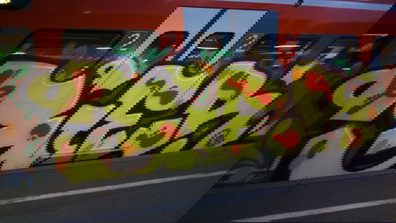 Graffiti Train - Photo by Plattenbau - gier, qba (2014)