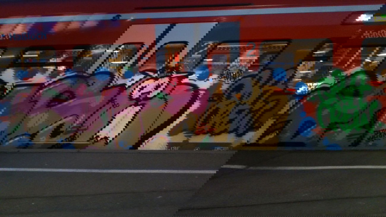 Graffiti Train - Photo by Plattenbau - enso, qba (2014)