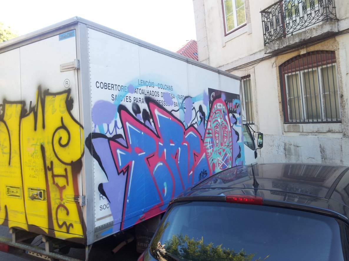 Graffiti Bombing in Lissabon - Photo by PorcOnoner (2013)