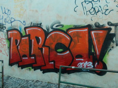 Graffiti Bombing in Lissabon - Photo by PorcOnoner (2013)