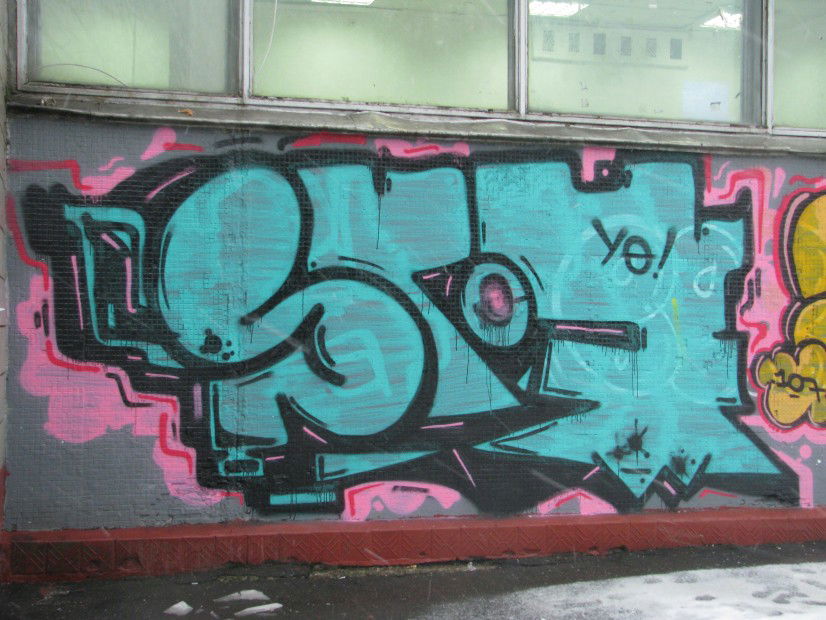Graffiti Bombing in Moscow - Photo by Qr1 - 107, STO7 (2012)