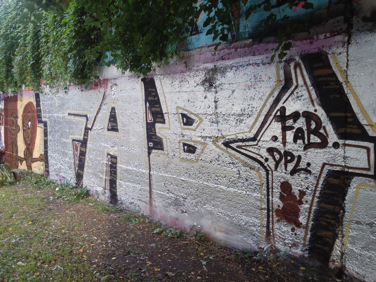 Graffiti Wall - Photo by REAKSTYLEZ34 - DPL, FAB, HK (2017)