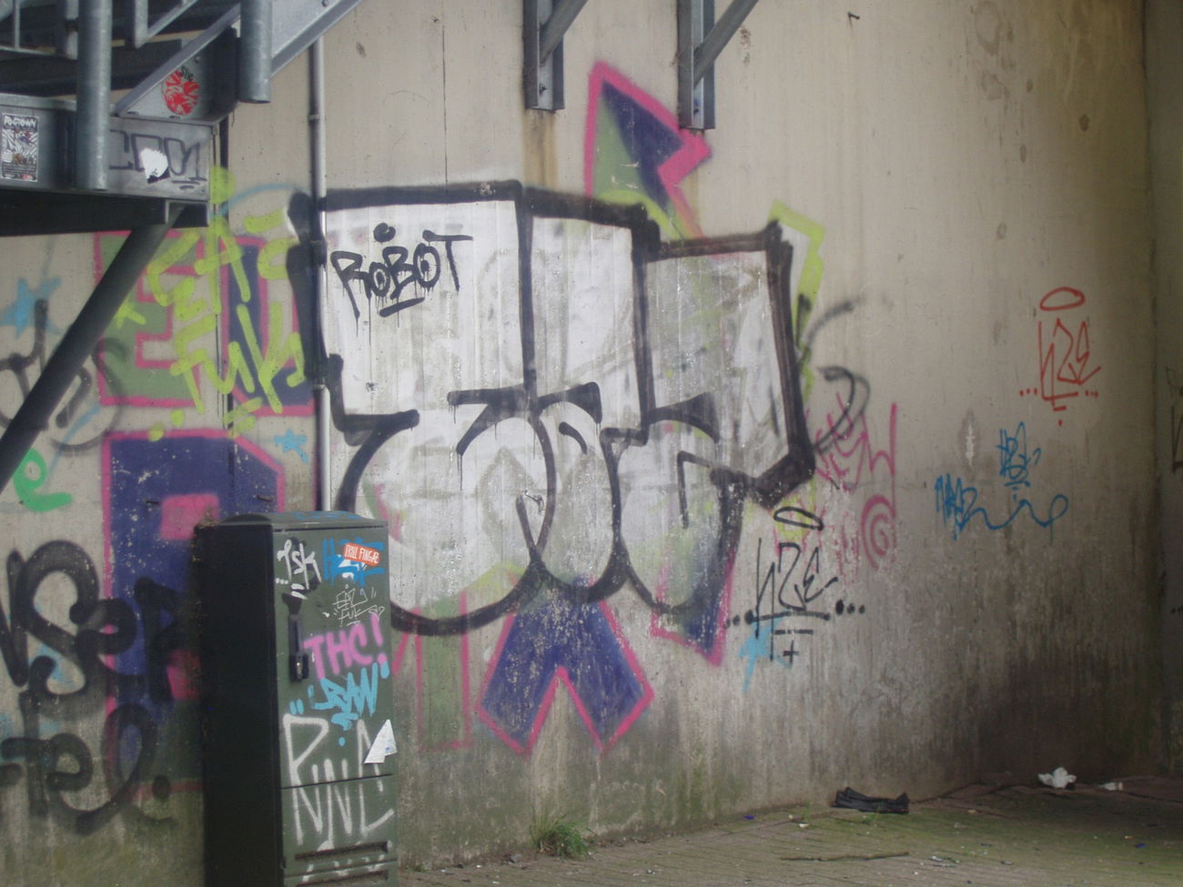 Graffiti Bombing - Photo by REBEL49 - EAZ, ROBOT