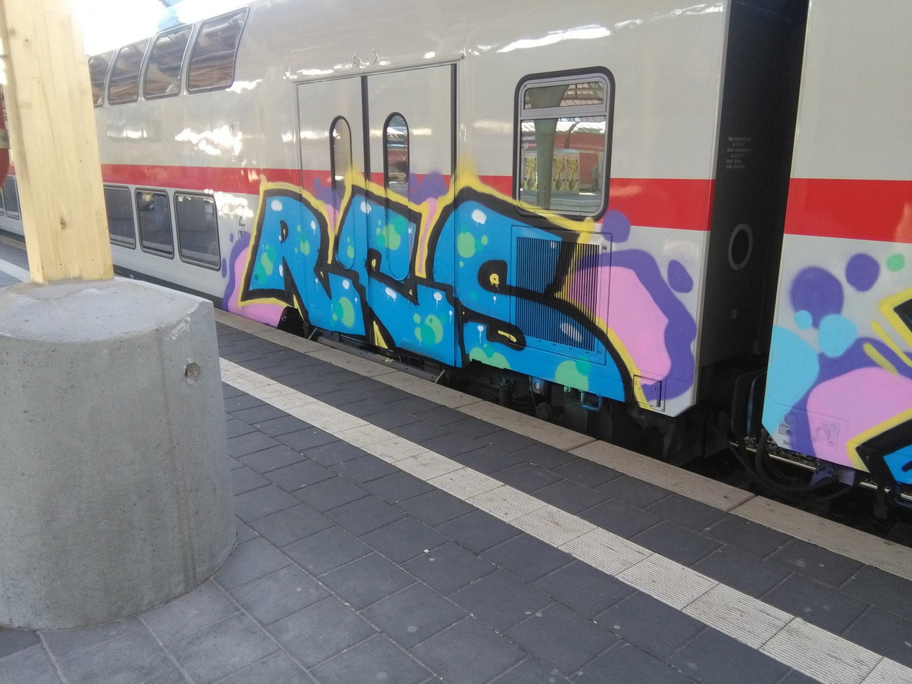 Graffiti Wall - Photo by REBEL49 - Rcs