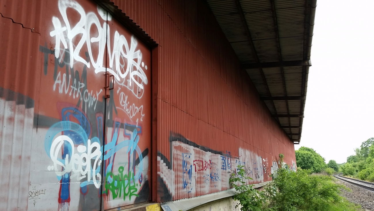 Graffiti Bombing in Set místo - Photo by REMOK - REMOK (2015)