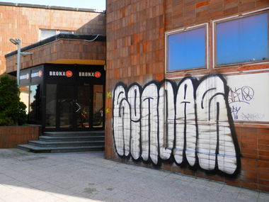 Graffiti Bombing - Photo by RENOAR - Renoar