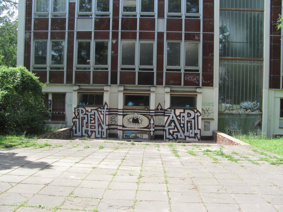 Graffiti Bombing - Photo by RENOAR