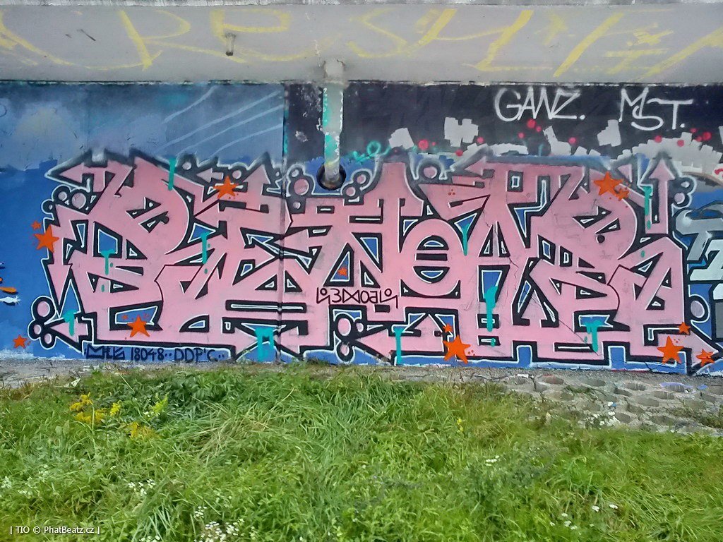 Graffiti Wall - Photo by RENOAR - renoar