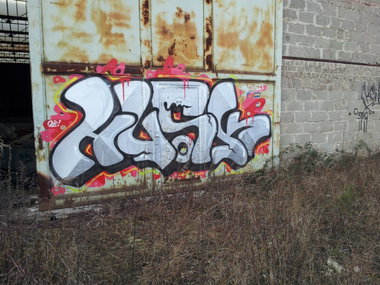 Graffiti Wall - Photo by REUSone - Husk, Todos, 2Do (2011)
