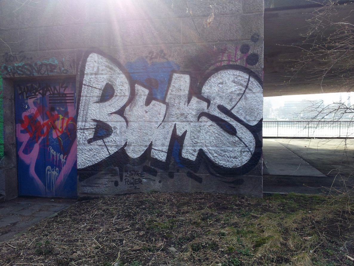Graffiti Wall - Photo by REUSone - Bums, Hass, Netz