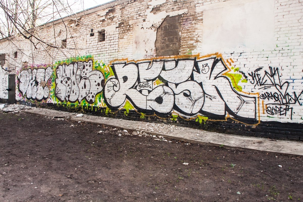 Graffiti Wall in Moscow - Photo by ROLS - Yo, RESK (2013)