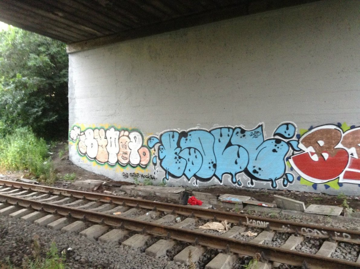 Graffiti Bombing in Saint Petersburg - Photo by ROLS - yo, brqds (2013)