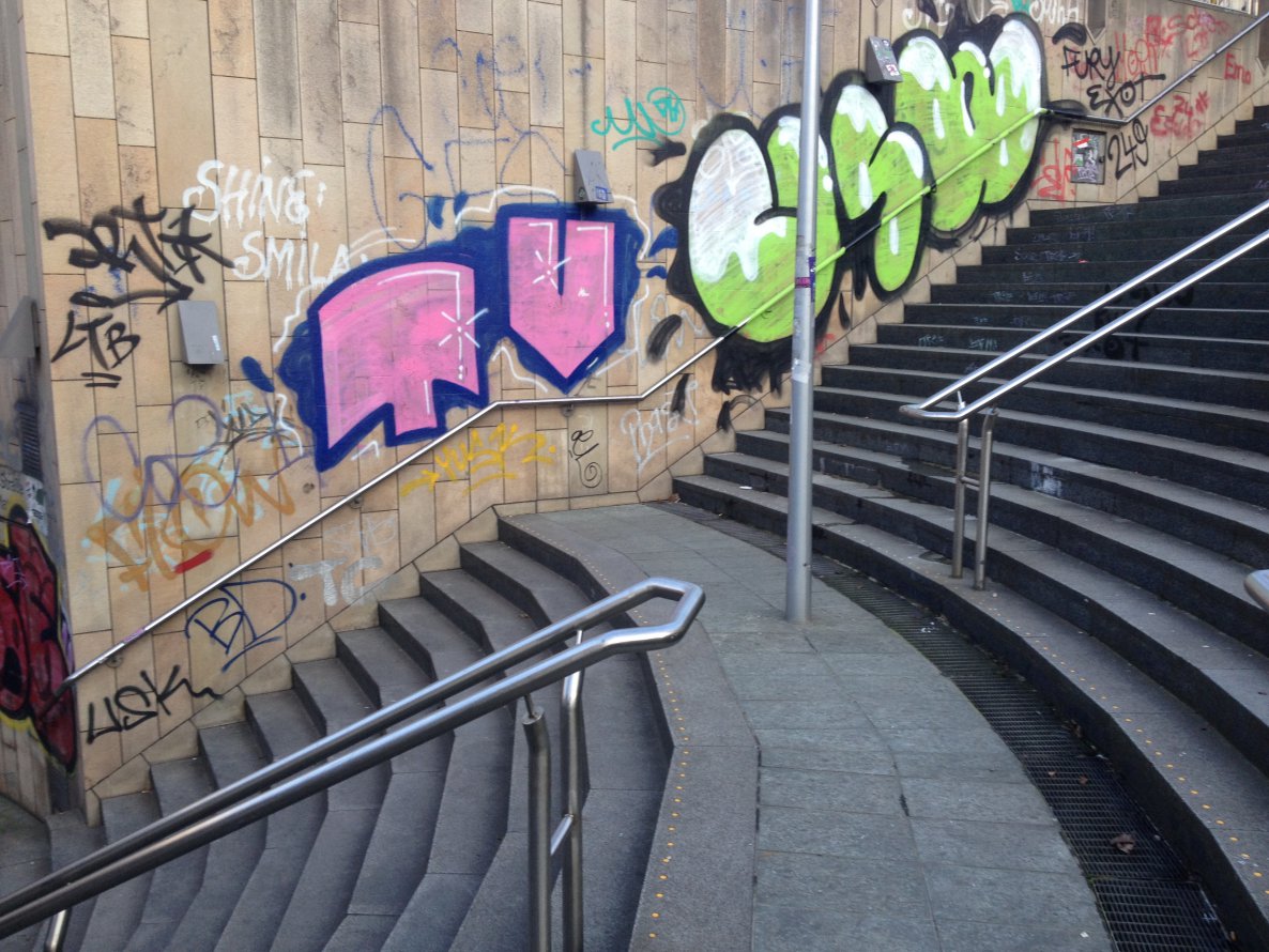 Graffiti Bombing in Essen - Photo by RORO - usw, tv, esse (2014)