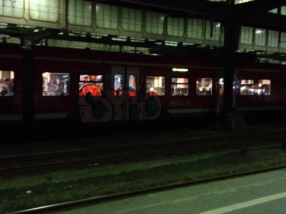 Graffiti Train in Duisburg - Photo by RORO - Syro, re11, aktuell (2015)