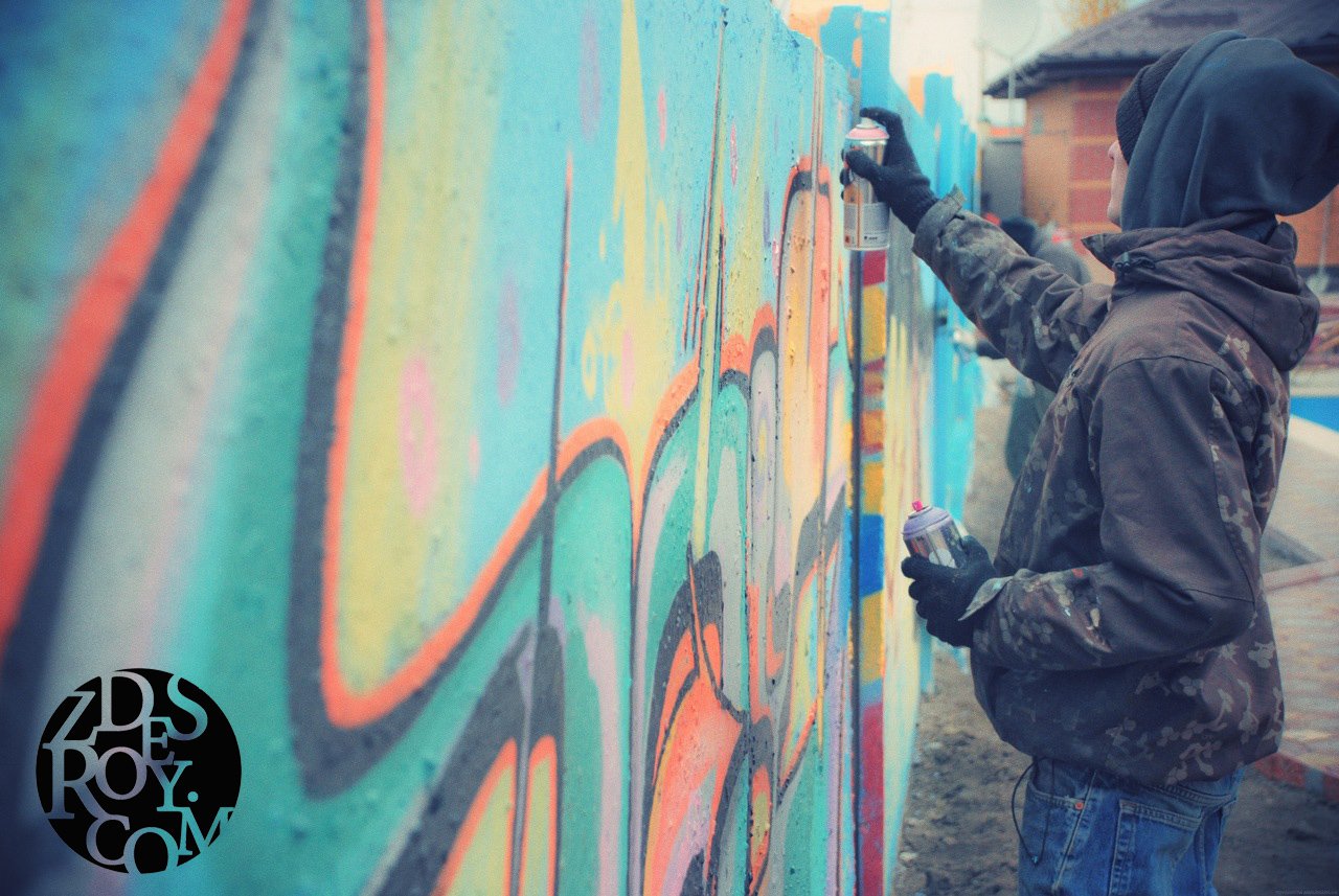 Graffiti Artwork in Dnipropetrovs'k - Photo by ROY - ironlak, montana, mtn (2011)