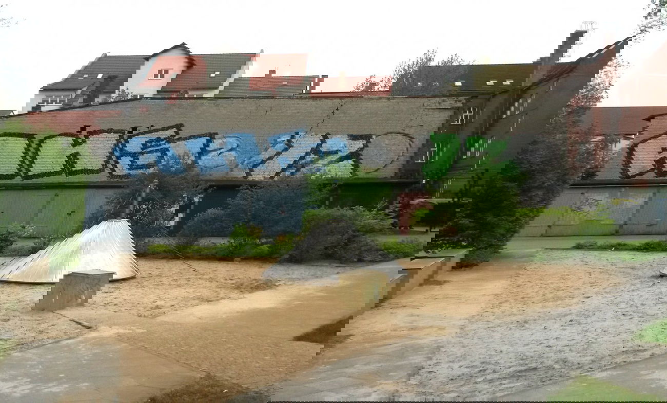 Graffiti Bombing - Photo by ROZE - Roze, AHS, 12 (2014)